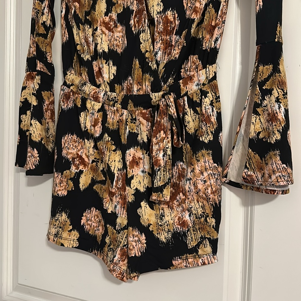 Mimi Chica Bell Sleeve Romper - Picture 2 of 6